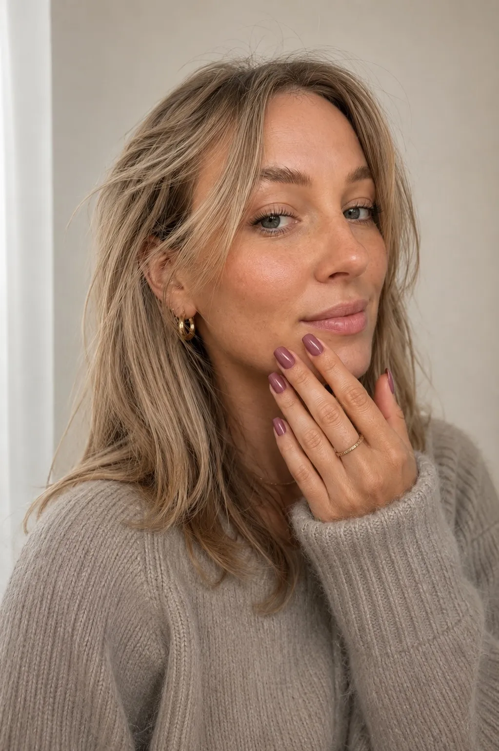 Modell med HCNail press-on-negler